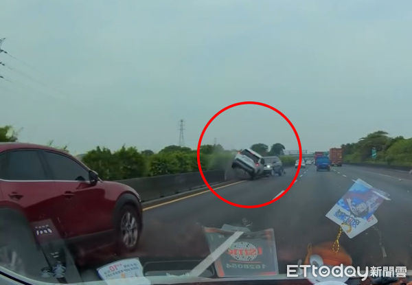 ▲▼ 國1驚魂！小貨車恍神「連環撞」。（圖／Threads／brohou1102授權提供）