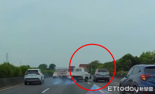 ▲▼ 國1驚魂！小貨車恍神「連環撞」。（圖／Threads／brohou1102授權提供）