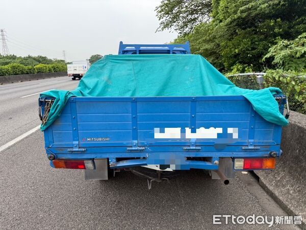 ▲▼ 國1驚魂！小貨車恍神「連環撞」。（圖／記者賴文萱翻攝）