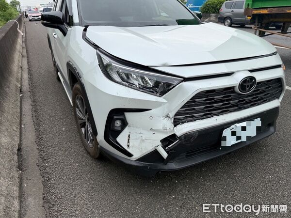 ▲▼ 國1驚魂！小貨車恍神「連環撞」。（圖／記者賴文萱翻攝）