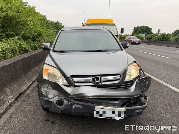 ▲▼ 國1驚魂！小貨車恍神「連環撞」。（圖／記者賴文萱翻攝）