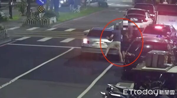 ▲▼三重區葉男被許男等4人強押上車，葉男與許男達成協議後被釋放下車（紅圈），警方獲報攔車逮捕許男等4人             。（圖／記者陳以昇翻攝）