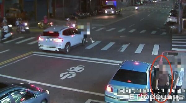 ▲▼三重區葉男被許男等4人強押上車，葉男與許男達成協議後被釋放下車（紅圈），警方獲報攔車逮捕許男等4人             。（圖／記者陳以昇翻攝）