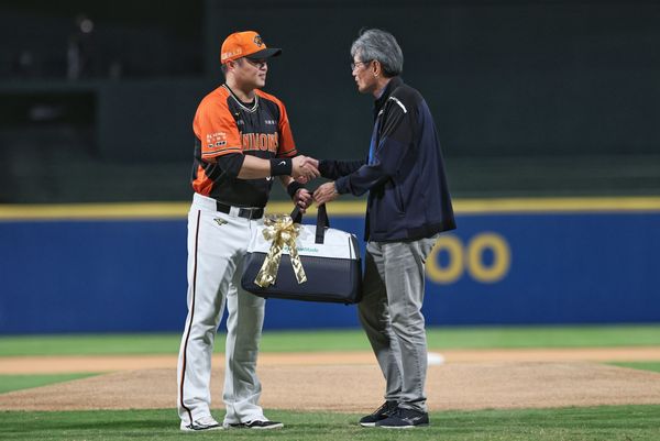 ▲郭泰源送給胡金龍退休禮物。（圖／富邦悍將提供）