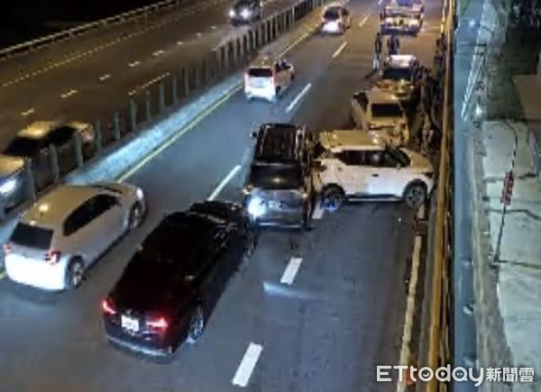 ▲▼快訊／台88晚間嚴重事故！5車連環撞。（圖／記者許宥孺翻攝）