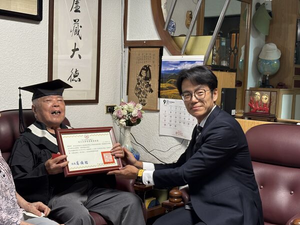 ▲▼歷經68年等待，白色恐怖政治受難者趙清淵今年92歲，終於獲頒淡江大學榮譽畢業證書。（圖／國家人權博物館提供）
