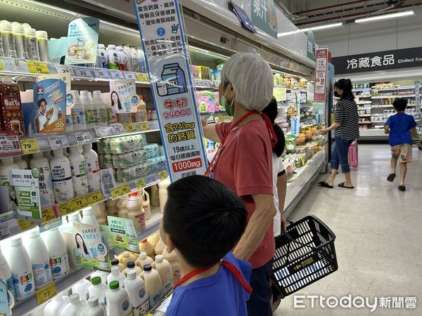 ▲南投縣政府衛生局與家樂福攜手合作，提升長者營養識能、預防失智。（圖／南投縣衛生局提供，下同）