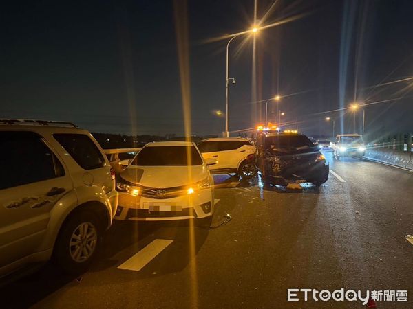 ▲▼台88晚間嚴重事故，「5車連環撞」現場慘況曝。（圖／記者賴文萱翻攝）
