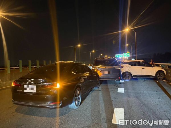 ▲▼台88晚間嚴重事故，「5車連環撞」現場慘況曝。（圖／記者賴文萱翻攝）