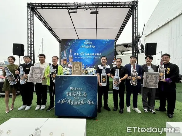 ▲金門酒廠推出「戰酒黑金龍特窖陳高7年醇 海藏特仕版」，以18米深海百日熟成，限量登場。（記者林東良翻攝，下同）