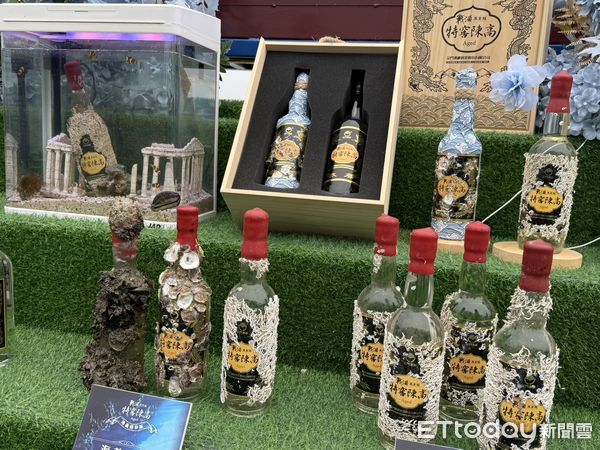 ▲金門酒廠推出「戰酒黑金龍特窖陳高7年醇 海藏特仕版」，以18米深海百日熟成，限量登場。（記者林東良翻攝，下同）