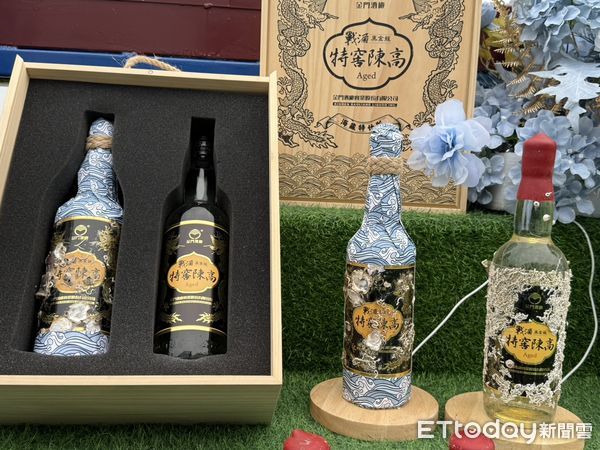 ▲金門酒廠推出「戰酒黑金龍特窖陳高7年醇 海藏特仕版」，以18米深海百日熟成，限量登場。（記者林東良翻攝，下同）