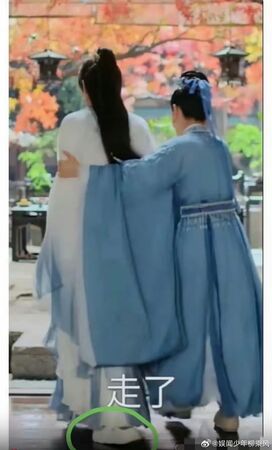 ▲成毅穿洞洞鞋畫面出現在正片中。（圖／翻攝自微博）