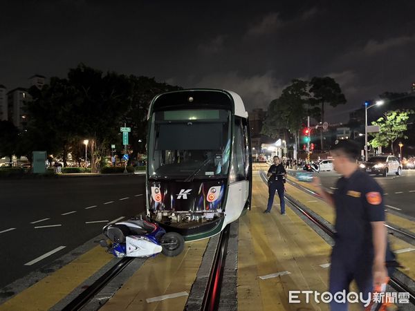 ▲▼高雄發生機車騎士撞輕軌的事故。（圖／記者吳世龍翻攝）