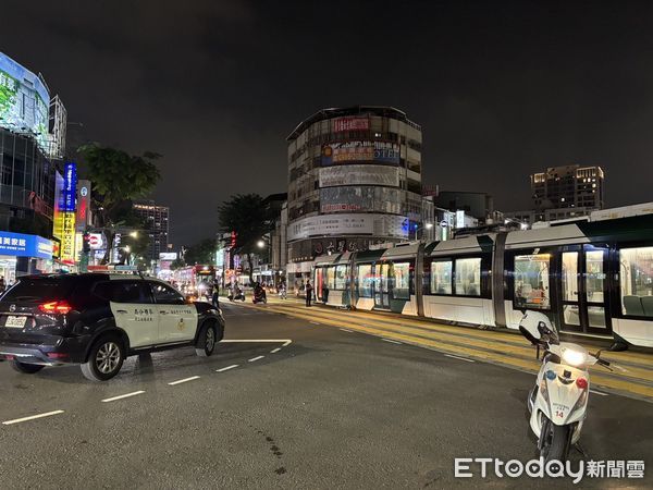 ▲▼高雄發生機車騎士撞輕軌的事故。（圖／記者吳世龍翻攝）