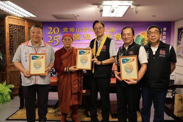 ▲靈鷲山愛心贊普關懷弱勢，捐贈白米與食用油