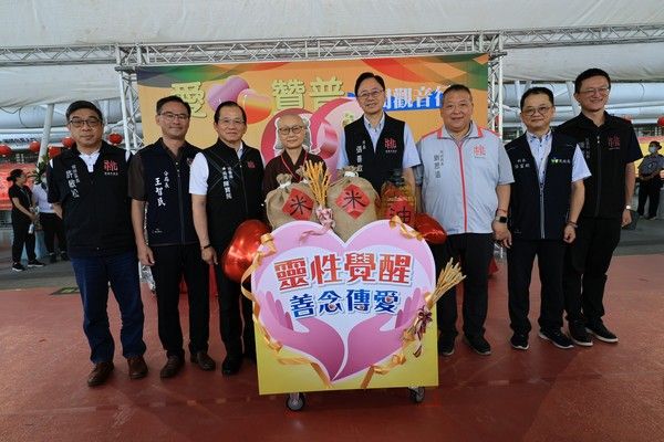 ▲靈鷲山愛心贊普關懷弱勢，捐贈白米與食用油