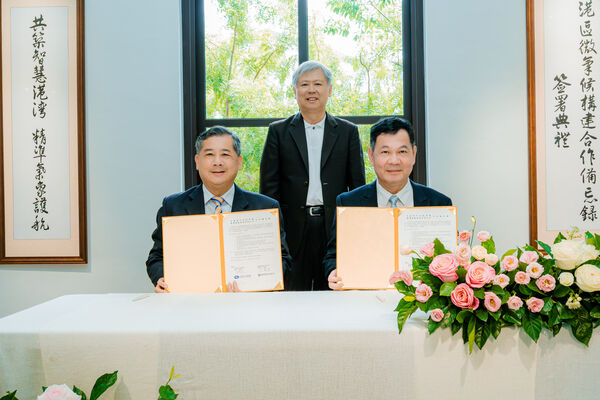 ▲台灣港務公司總經理王錦榮(左)與交通部中央氣象署署長呂國臣(右)，港務公司董事長李賢義見證下簽屬備忘錄。（圖／港務公司）