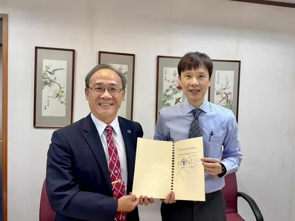 ▲CR鄭志文執行長(左)與吐瓦魯船舶註冊局代表David Chong(右)共同簽署授權合約。（圖／CR提供）