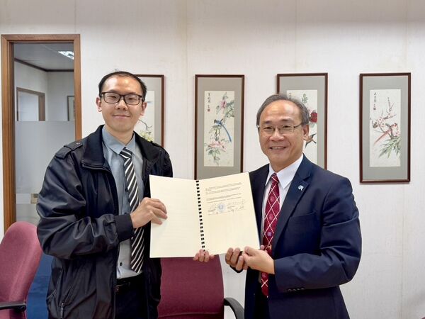 ▲CR鄭志文執行長(右)與諾魯海事管理局代表Koh En Rong Elijah(左)共同簽署授權合約。（圖／CR提供）