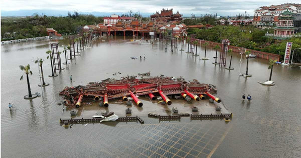 丹娜絲颱風（Typhoon Danas）席捲嘉南平原造成重大災情，位於台南市北門區的南鯤鯓代天府牌樓也不敵強勁風雨應聲倒塌。（圖／翻攝自免呸臉書）