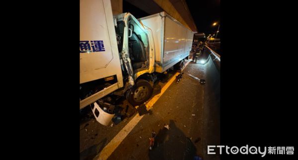 ▲▼國道1號南下五股匝道4車連環追撞，1駕駛送醫不治             。（圖／記者陳以昇翻攝）