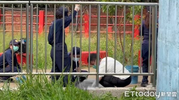 ▲▼沙鹿命案，17歲駱姓少年砍死18歲顏姓前女友，現場路面留下大片鮮血。（圖／記者白珈陽攝，下同）
