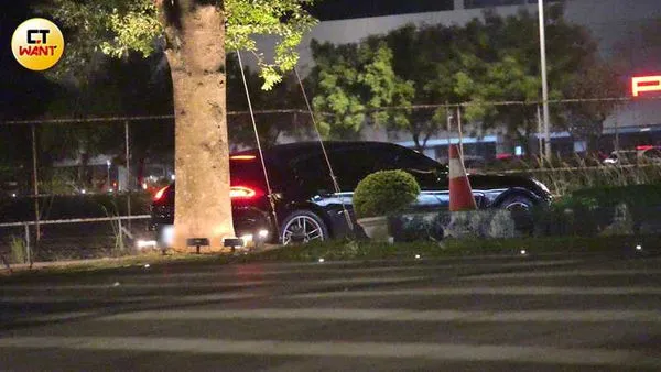 約莫晚上10點，范姜的保時捷再度駛出停車場，但他行跡詭異，令人困惑。（圖／本刊攝影組）