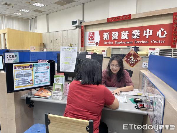 ▲勞動部南分署推「僱用安定措施」與「勞工再充電」雙方案，協助勞工與企業共度難關。（記者林東良翻攝，下同）
