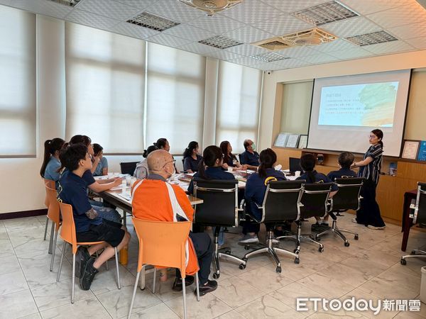 ▲勞動部南分署推「僱用安定措施」與「勞工再充電」雙方案，協助勞工與企業共度難關。（記者林東良翻攝，下同）