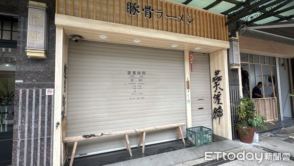 ▲▼高雄美術館拉麵店遭噴漆！大門寫「姦夫淫婦」（圖／記者吳世龍攝）