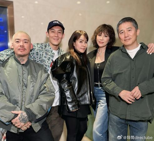 劉嘉玲曾分享聚會照片，陳冠希與梁朝偉其實頗為熟稔，訪問氣氛才會如此輕鬆。（微博圖片）