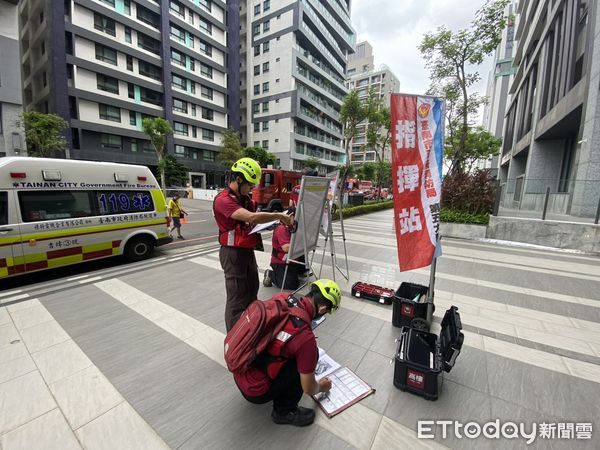 ▲台南消防局第五大隊於永康區三發匯世界大樓模擬電動車火警與大量傷病患演練。（記者林東良翻攝，下同）