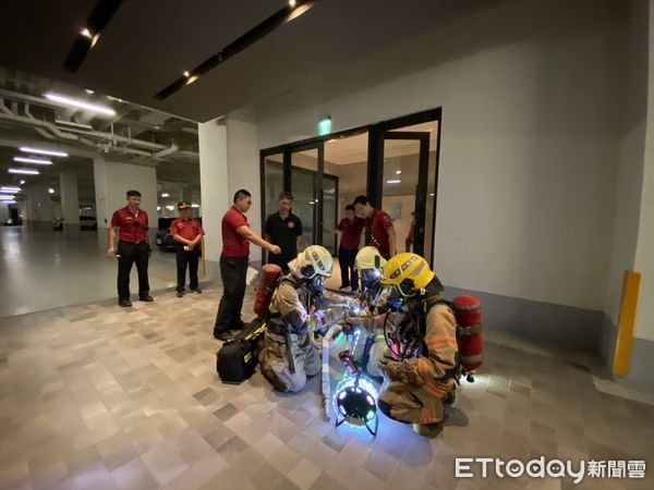 ▲台南消防局第五大隊於永康區三發匯世界大樓模擬電動車火警與大量傷病患演練。（記者林東良翻攝，下同）