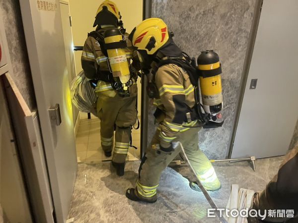 ▲台南消防局第五大隊於永康區三發匯世界大樓模擬電動車火警與大量傷病患演練。（記者林東良翻攝，下同）