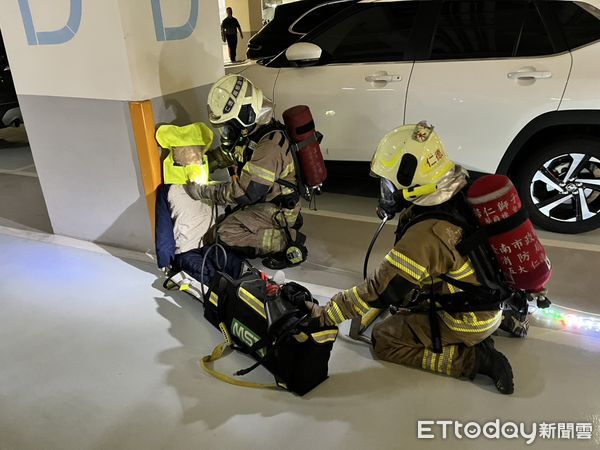 ▲台南消防局第五大隊於永康區三發匯世界大樓模擬電動車火警與大量傷病患演練。（記者林東良翻攝，下同）