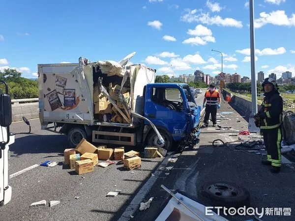 ▲台北市水源快速道路小貨車自撞。（圖／記者黃彥傑翻攝，下同）
