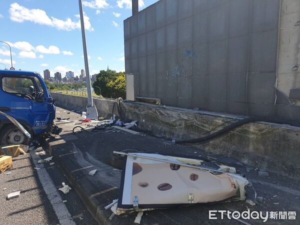 ▲台北市水源快速道路小貨車自撞。（圖／記者黃彥傑翻攝，下同）