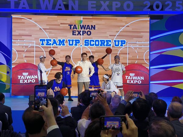 ▲籃球是菲國最熱門的運動，黃志芳(中)與街頭籃球團隊搭檔演出。（圖／記者張佩芬攝）