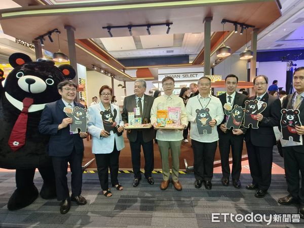 ▲黃志芳(左四)與貿協秘書長王熙蒙(右三)帶領貴賓參觀。（圖／記者張佩芬攝）