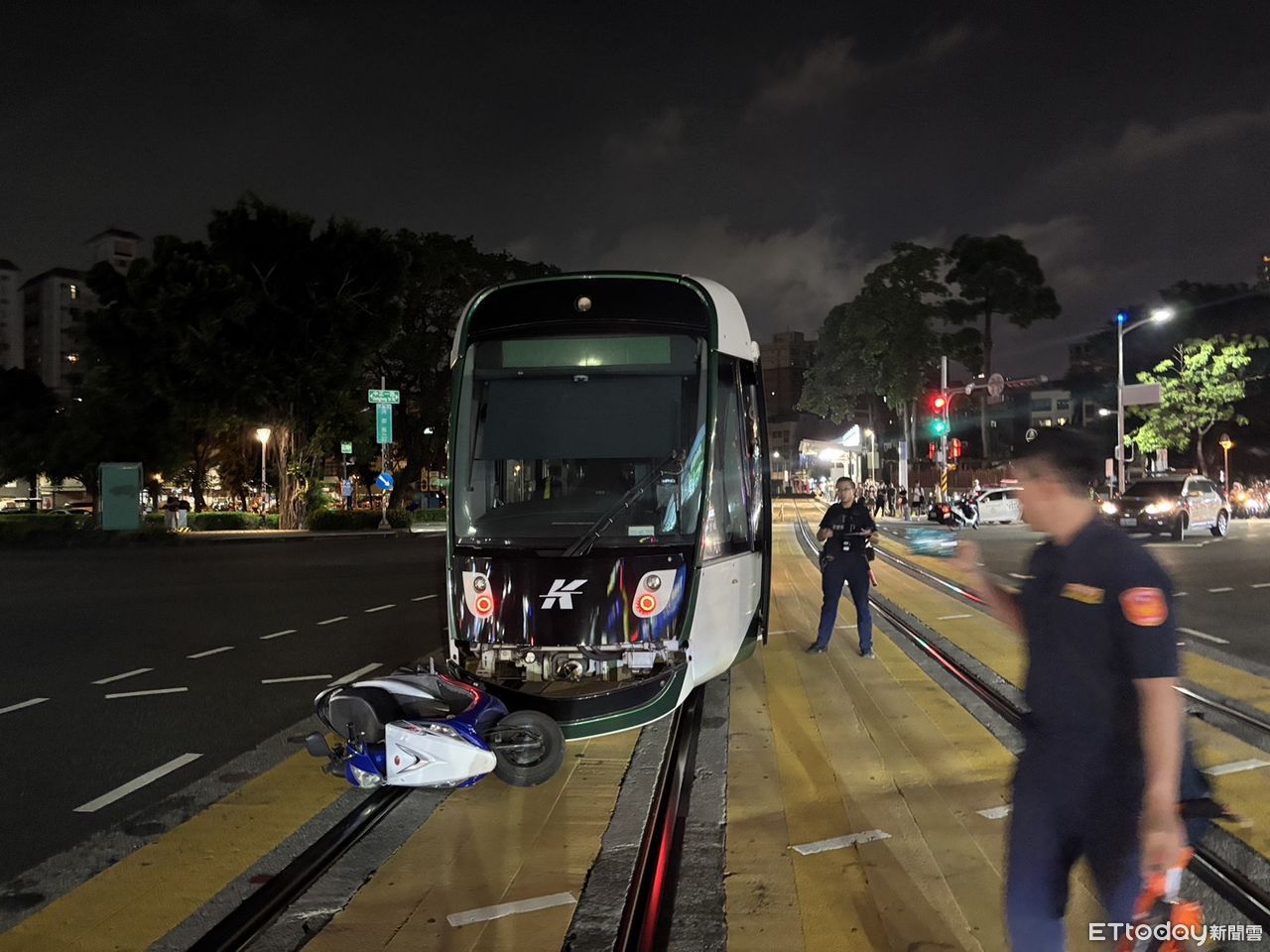 高雄晚間「機車撞輕軌」！騎士違規左轉受傷送醫