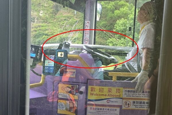 2公尺鐵條插入擋風玻璃！香港司機遭命中胸口「釘在駕駛座上」