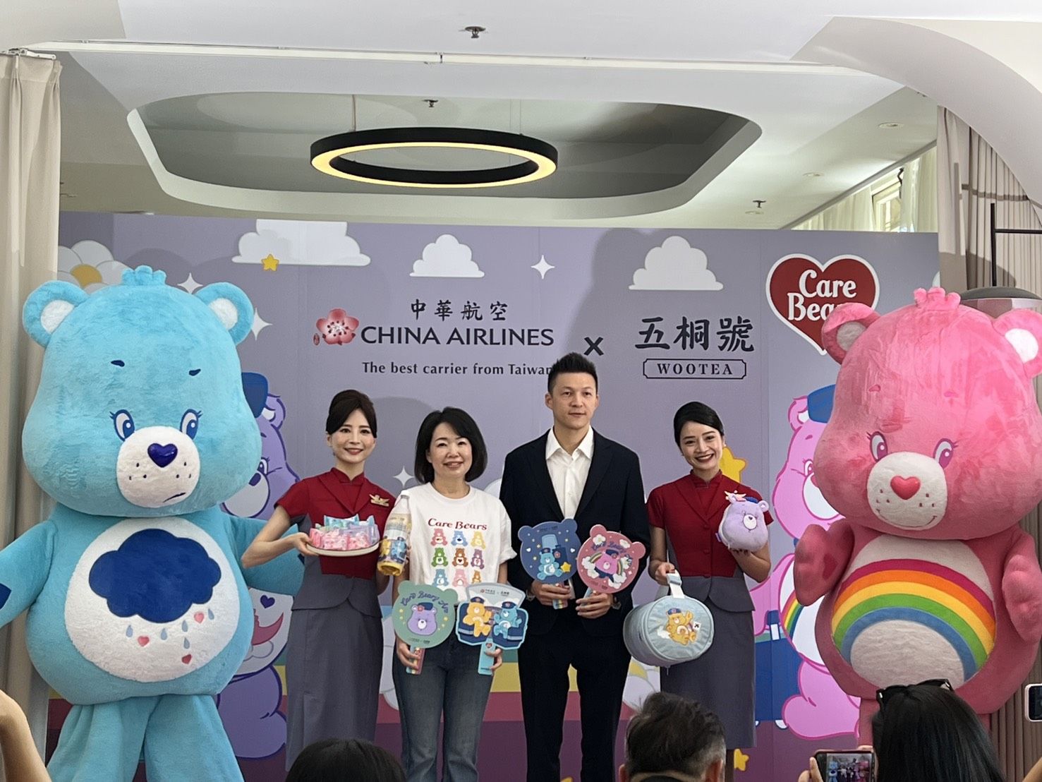 ▲▼華航攜手牌五桐號，與Care Bears愛心小熊跨界聯名，華航空品營銷處處長曹志芬（左二）與五桐號執行長劉奕廷（右二）共同出席。（圖／記者高兆麟攝）