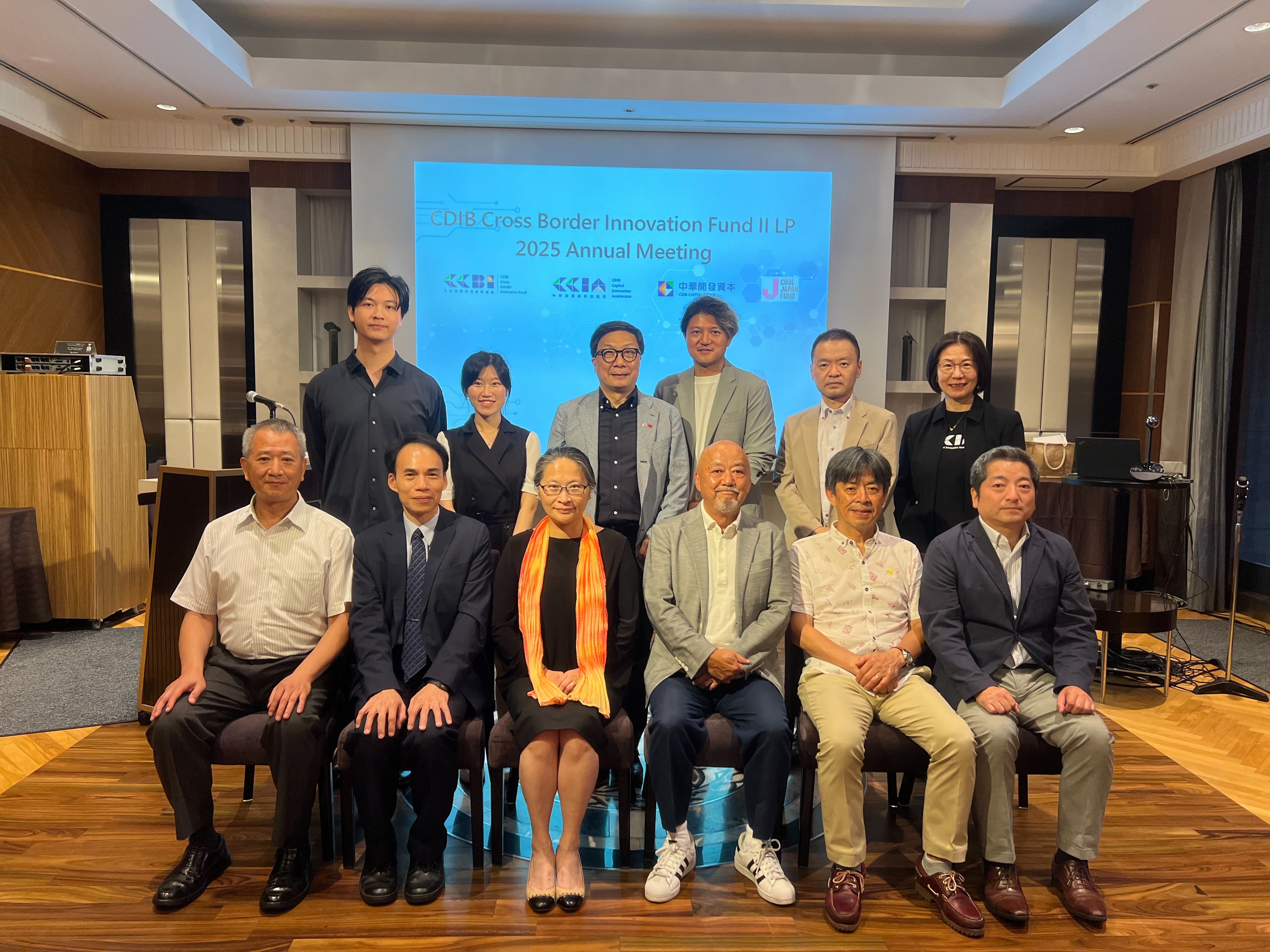 ▲▼中華開發跨境創新基金於東京舉辦合夥人大會，前排左三為中華開發資本總經理南怡君，前排左四為&nbsp;Cool Japan Fund Inc. 代表取締役社長&nbsp;CEO 兼&nbsp;COO &nbsp;川﨑憲一，後排左三為開發創新管顧總經理郭大經。（圖／中華開發資本提供）             
