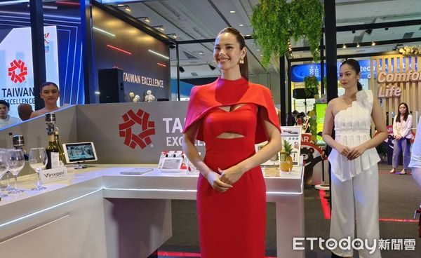 ▲台灣精品館請來在IG有1360萬粉絲的2018年環球小姐Catriona Gray站台(／記者張佩芬攝）