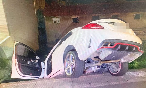 ▲桃園市鄭姓男子昨晚駕駛白色賓士轎車行經龜山區明興街某超商旁欲停車，卻失控翻落駁坎。（圖／龜山警方提供）