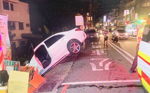 ▲桃園市鄭姓男子昨晚駕駛白色賓士轎車搭載女性友人行經龜山區明興街欲路邊停車，疑因天色昏暗不慎翻落駁坎。（圖／龜山警方提供）