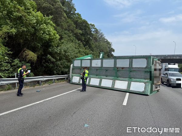 ▲▼國道三號南下105.4公里發生一起嚴重車禍。（圖／記楊永盛翻攝)