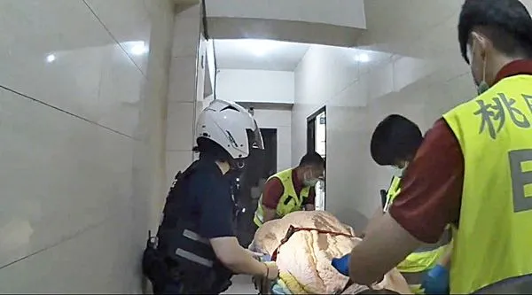 ▲桃園市呂姓男子前晚持刀割喉莊姓女子後再租屋處自戕，警消據報到場將呂男送醫治療。（圖／桃園警方提供）