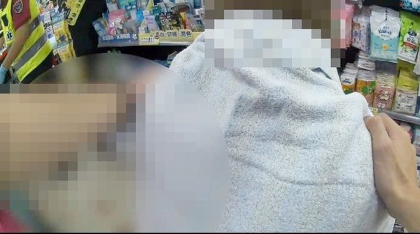 ▲桃園市呂姓男子前晚持刀割喉莊姓女子後再租屋處自戕，警消據報到場將負傷莊女包紮後送醫急救。（圖／桃園警方提供）